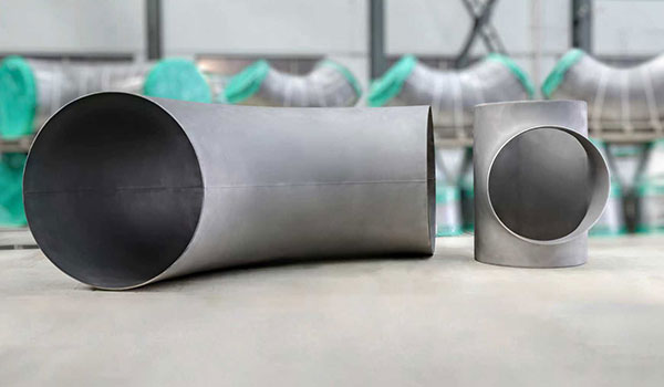 Hvad er forskellene mellem smedede og støbte 90 graders trådalbuer?